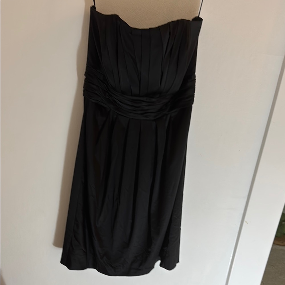 Black Sheath Strapless Ruched Knee-Length Cocktail Dress